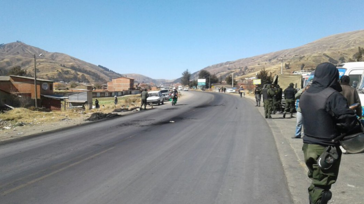 La Policía mantiene despejada la carretera Cochabamba-Santa Cruz. Foto:@joquiralt