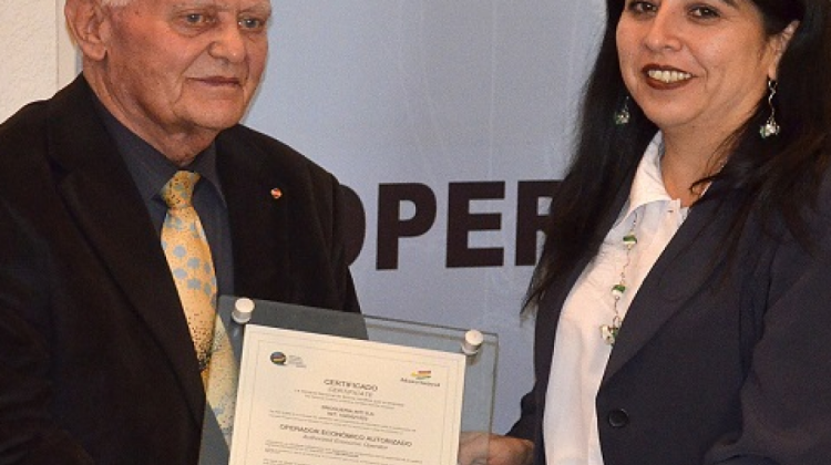 Entrega de la Certificación Operador Económicamente Autorizado. Foto: Extend.