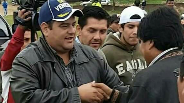 Rómer Gutiérrez en un saludo con el presidente Evo Morales. Foto: RRSS