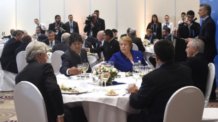 De frente al presidente Evo Morales y su par chilena, Michel Bachelet. Foto. @PrensaPresidencia_cl