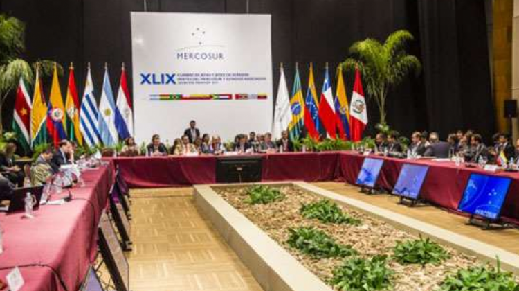 El Mercosur suspende a Venezuela.
