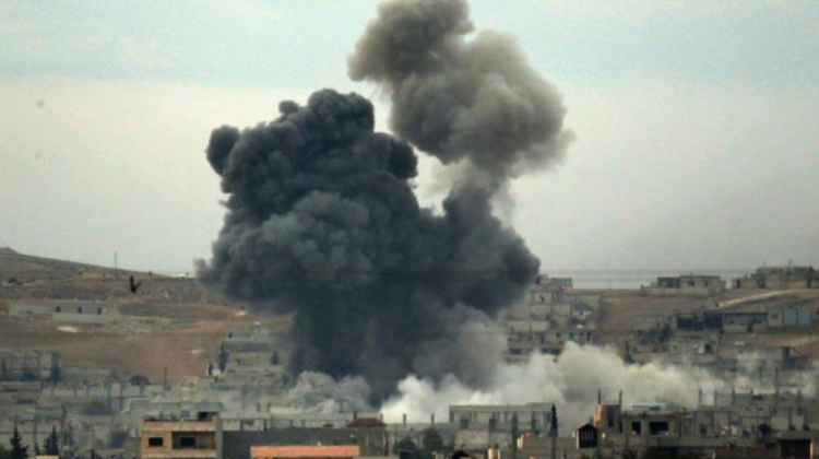 Columna de humo producida por el ataque de aviones de la coalición anti-EIIL. Foto: Hispantv