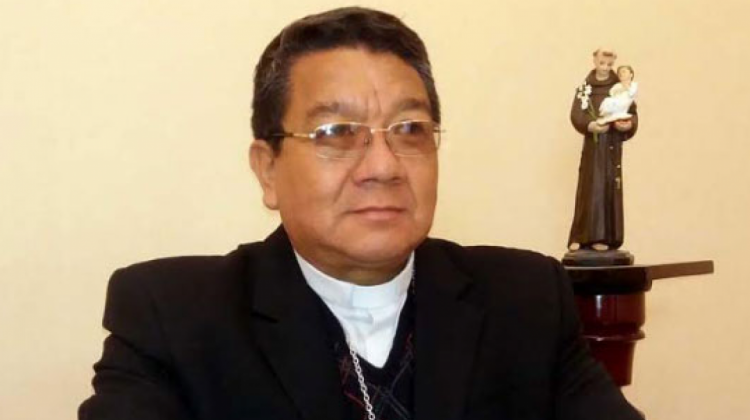 Monseñor Aurelio Pesoa leyó el comunicado de la CEB.