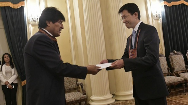 Nuevo embajador de China junto al presidente Evo Morales. Foto: BTV