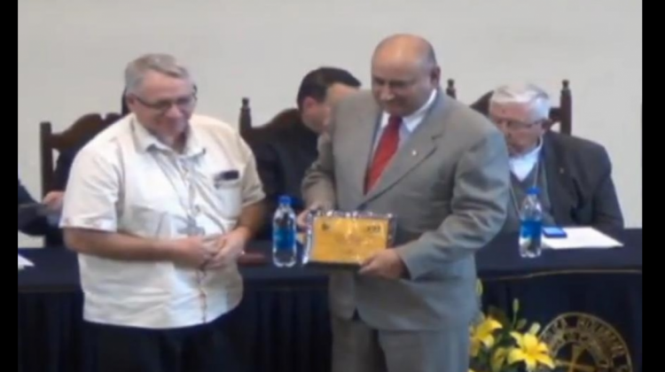 Monseñor Robert Flock entregó el reconocimiento al director departamental de Fe y Alegría Cochabamba, Luis Carrasco. Foto: You tube