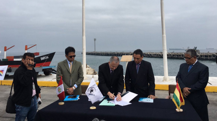 Firma del convenio en Ilo. Foto: ASPBolivia