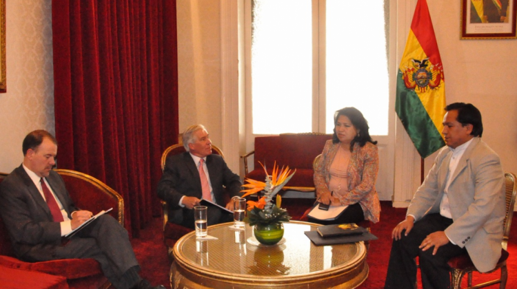 El diplomático, Peter Brennan, la vicecanciller, Guadalupe Palomeque y el ministro de la Presidencia, René Martínez. Foto: Cancillería.