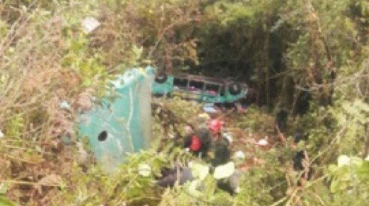 Los restos del bus embarrancado.   Foto: Los Tiempos
