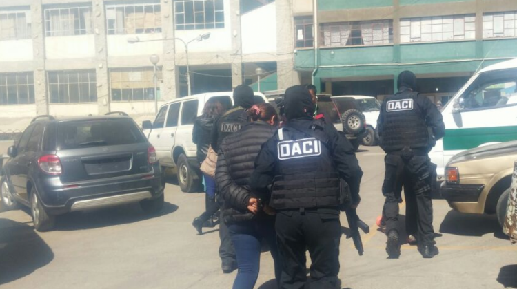 Los dos detenidos serán cabecillas de una banda delincuencial y permanecen en celdas de la FELCC. Foto: ANF