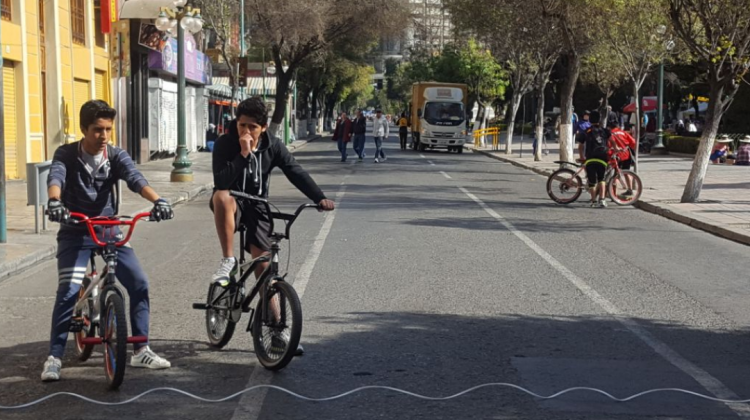 Jóvenes junto a sus bicicletas en el El Prado. Foto: ANF