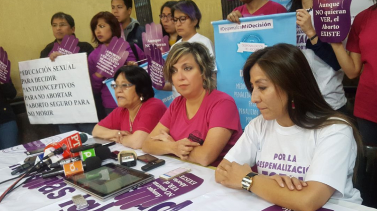Activistas del Pacto por la Despenalización del Aborto en rueda de prensa. Foto: ANF
