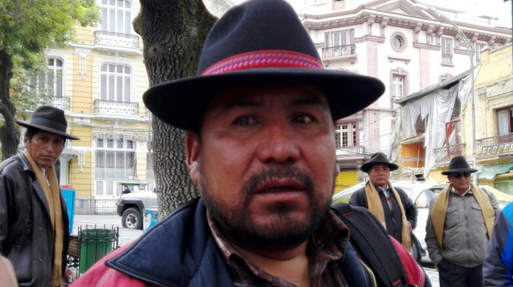 Pedro Lacuna dirigente de Transparencia de la provincia Omasuyos hace declaraciones en la plaza Murillo. Foto: ANF