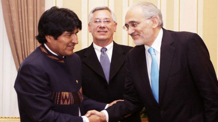 Evo Morales y Carlos Mesa. Al centro, Eduardo Rodriguez Veltzé. Foto: Reuters