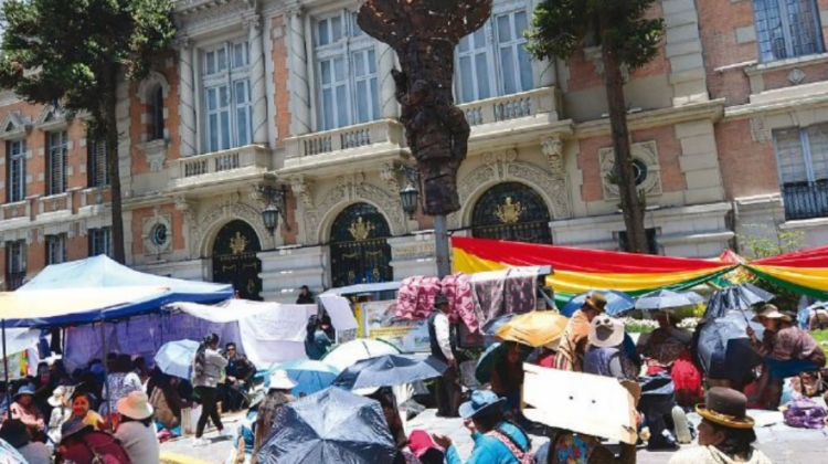 Gremiales protestan en puertas de la Alcaldía de La Paz.
