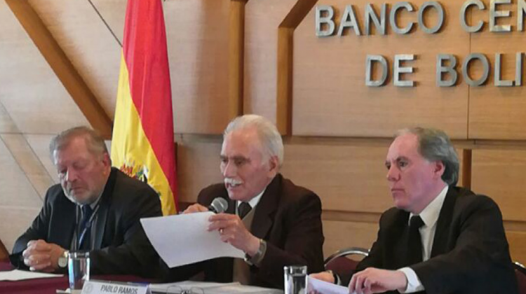 Pablo Ramos, presidente del BCB en conferencia de prensa (centro). Foto: BCB