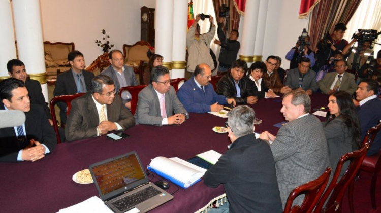 Reunión entre representantes del Legislativo y Colegio Médico de Bolivia . Foto: Diputados Bolivia