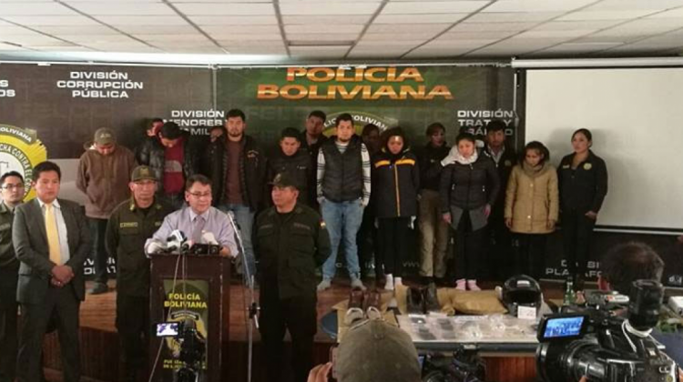Los ocho involucrados en el asesinato fueron presentados el martes ante los medios. Foto: Policía Boliviana.