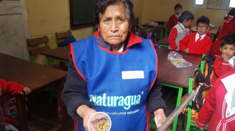 La portera del colegio muestra el biorat que fue colocado en las aulas para eliminar a roedores. Foto:ANF
