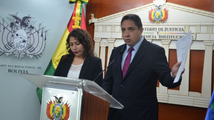 Los ministros, Ariana Campero y Héctor Arce, en conferencia de prensa. Foto: Ministerio de Justicia.