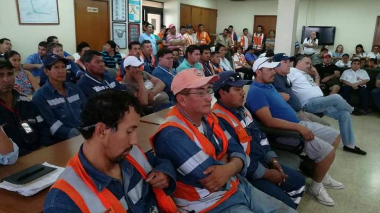 Trabajadores de Sabsa durante la asamblea que realizaron el miércoles en Santa Cruz.   Foto: Trabajadores de Sabsa