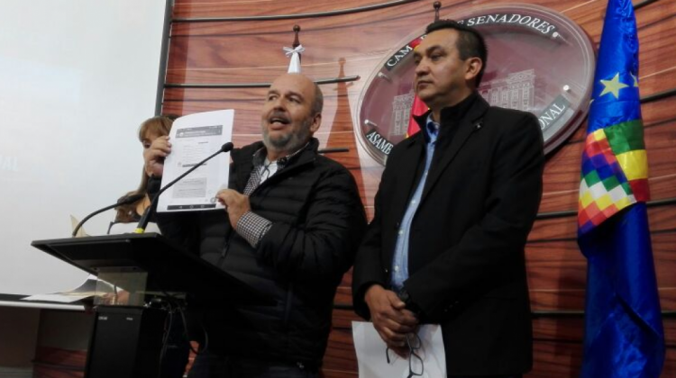 El senador Arturo Murillo junto a sus colegas de UD realiza la denuncia. Foto: ANF