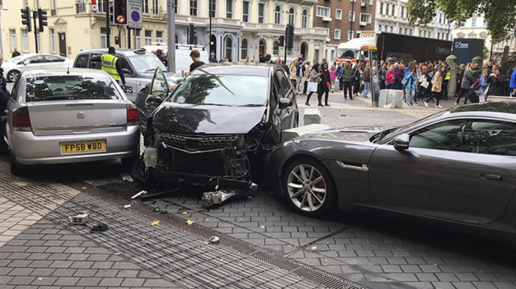 El auto que provocó el accidente de tránsito. Foto: RT Noticias