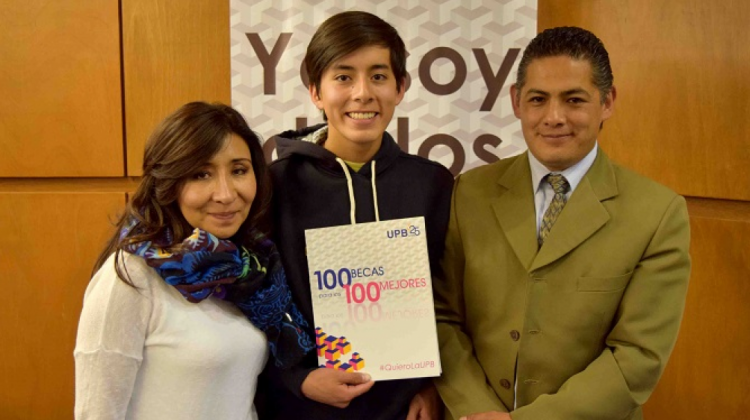 Entrega de becas. Foto. Extend