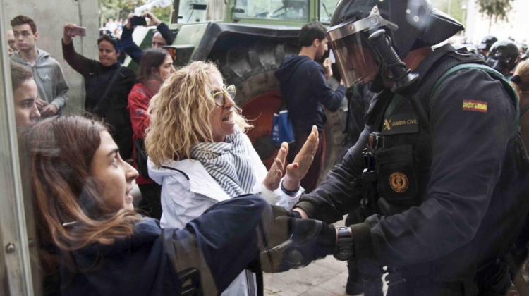 Enfrentamientos entre pobladores de Cataluña y policías. Foto: TN