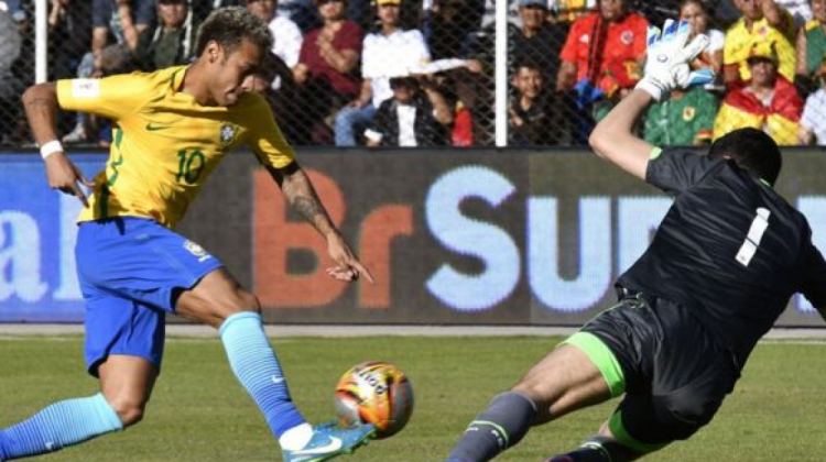 Carlos Lampe disputa el balón con Neymar.  Foto: bbc.com