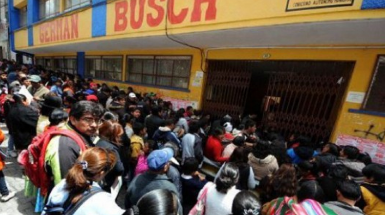 Largas filas en cercanías de una unidad educativa de La Paz.