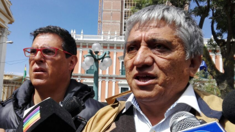 Ilya Fortún e Iván Arias en la plaza Murillo se refieren a la movilización de este martes. Foto: ANF