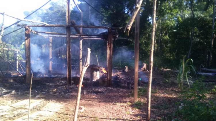 Una de las viviendas incendiadas presuntamente por colonos y campesinos avasalladores.  Foto: Etaca tv