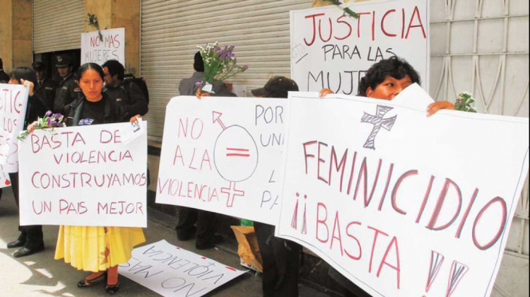 Mujeres protestan exigiendo justicia por un caso de feminicidio.