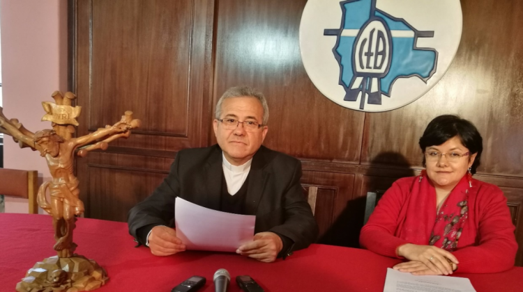 El padre José Fuentes y la asesora legal de la CEB, Susana Inch.