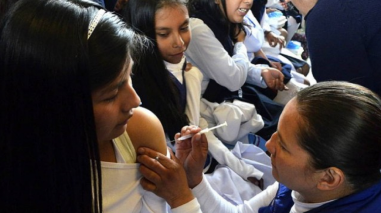 Una menor recibe la vacuna contra el VPH. Foto: Correo del Sur