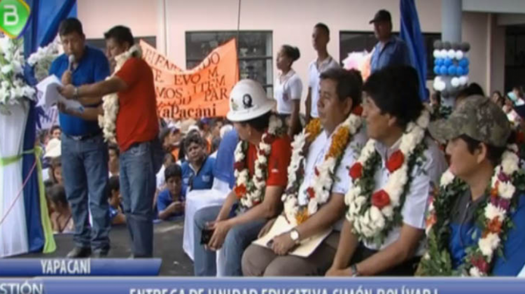 El presidente Evo Morales en Yapacaní junto a aurtoridades y dirigentes locales. Foto: