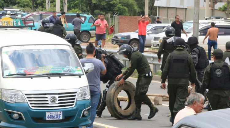 La Policía interviene un punto de bloqueo en la carretera Santa Cruz-Warnes.
