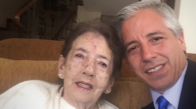 Álvaro García Linera junto a su madre. Foto: Vicepresidencia