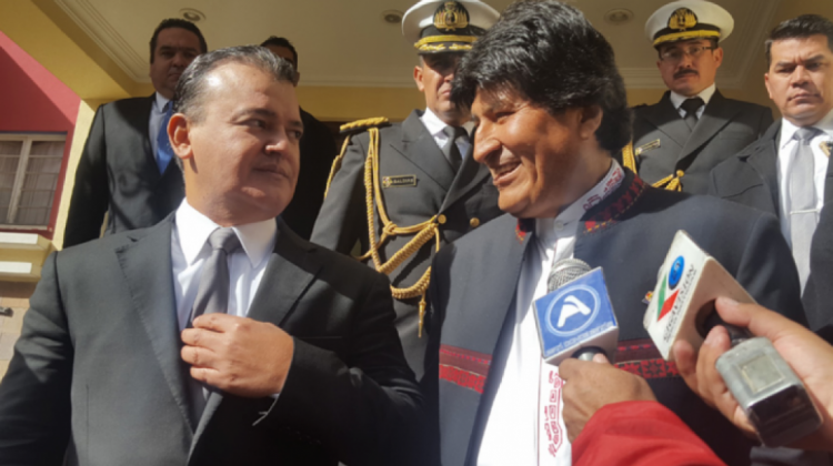 Ronald Nostas, presidente de los empresarios junto al presidente Evo Morales. Foto archivo ANF