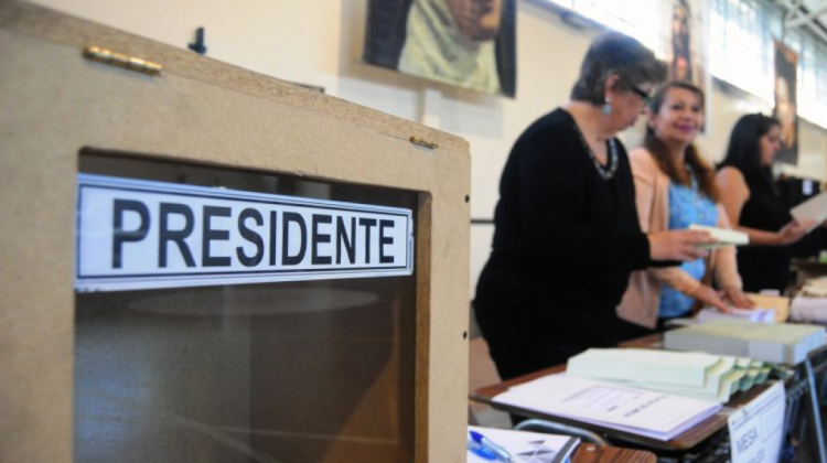 Una mesa de sufragio de los comicios presidenciales en Chile.  Foto: La Tercera