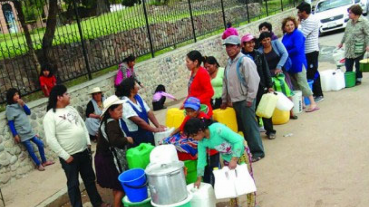 Largas filas de vecinos en búsqueda de agua. Foto: Correo del Sur.