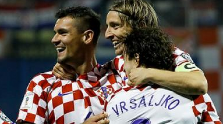 Jugadores croatas celebran uno de los cuatro goles que convirtieron ante Grecia.