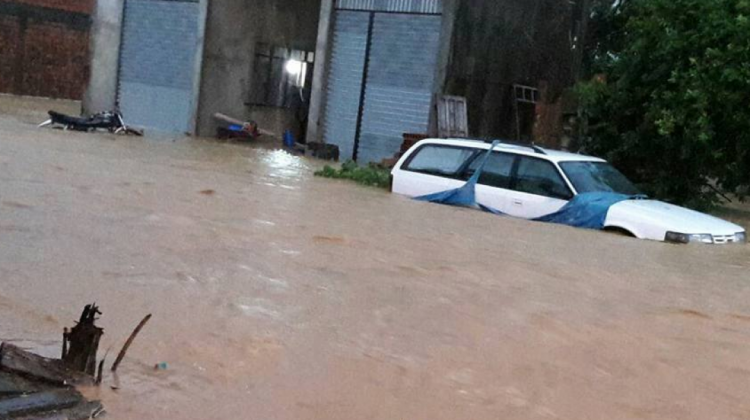 Las calles de la localidad de Ivirigarzama quedaron totalmente inundadas por la lluvia.   Foto: Radio Kawsachun Coca