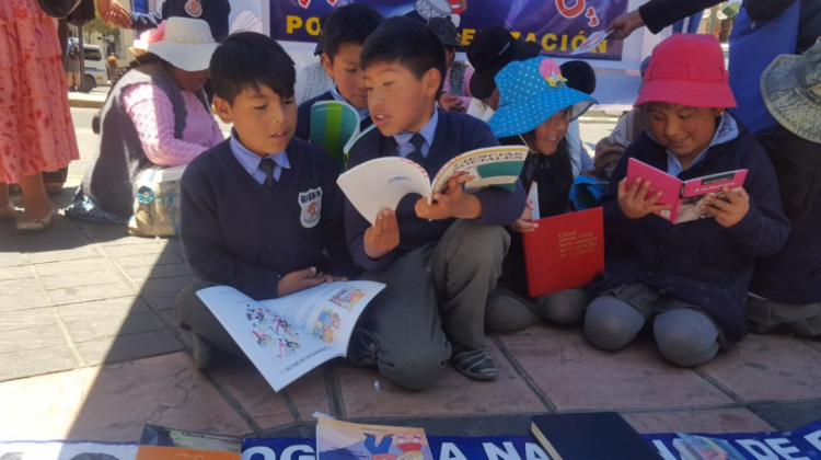 Estudiantes participan del Día de la Lectura. Foto: ANF