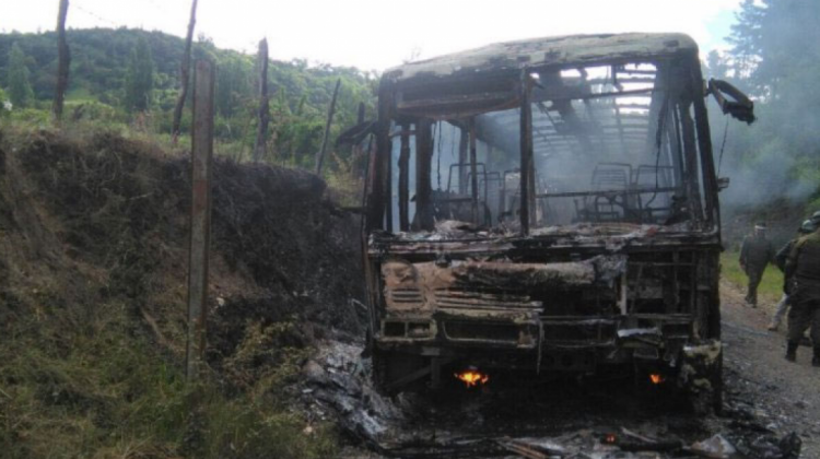 Uno de los buses quemados. Foto: @Ufronoticias.