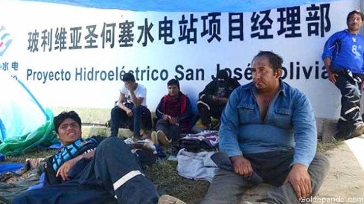 Obreros de la china Sinohydro en huelga. Foto de archivo Sol de Pando