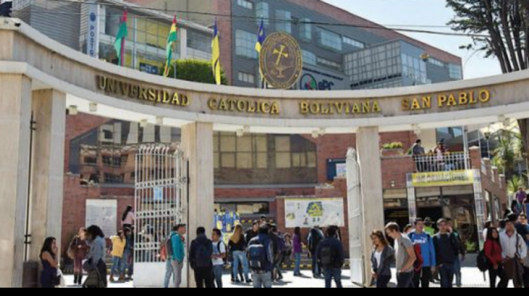 El frontis de la Universidad Católica "San Pablo" de La Paz.