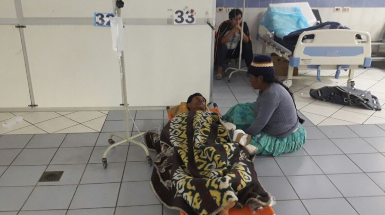 Un paciente es atendido en el piso en emergencias del Hospital de Clínicas.