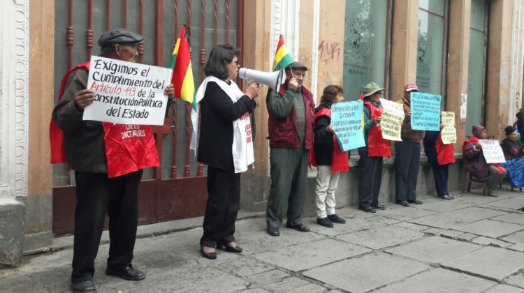 Víctimas de las dictaduras protestan en puertas del Ministerio de Justicia. Foto: ANF