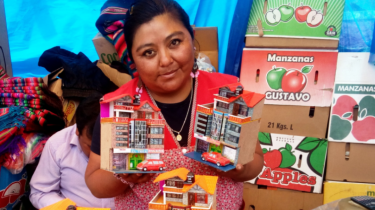 Una artesana muestra sus productos. Foto: ANF